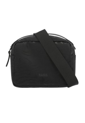 Borsa a tracolla rettangolare nera con ampia tracolla regolabile, chiusura con cerniera e logo "RAINS" discreto sulla pannello frontale.