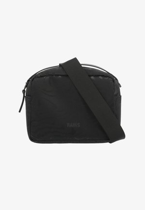 Borsa a tracolla rettangolare nera con ampia tracolla regolabile, chiusura con cerniera e logo "RAINS" discreto sulla pannello frontale.
