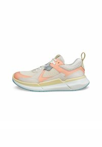 Baskets de sport avec une tige en maille et en daim dans les tons beige, rose et gris clair. Présentent une semelle texturée et une languette au niveau du talon.
