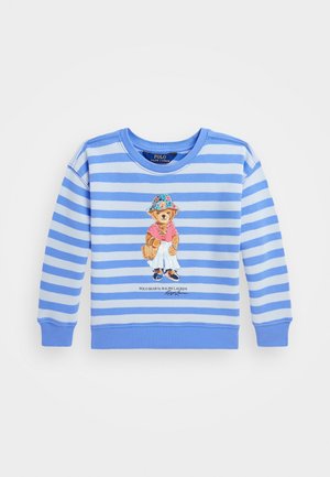 Bluza w paski niebieskie i jasnoniebieskie z okrągłym dekoltem, z ilustracją niedźwiedzia i nadrukiem tekstowym na środku. Miękki materiał bawełniany.