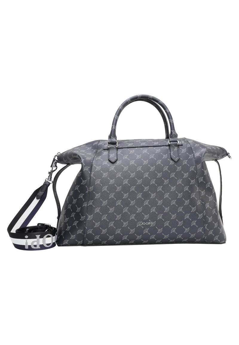 Szara torebka o teksturowanej powierzchni z powtarzającym się wzorem, z dwoma uchwytami, odczepianym paskiem i srebrnymi elementami. Posiada zamek błyskawiczny.