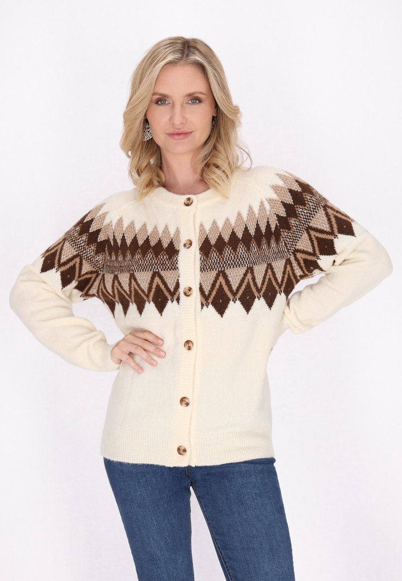 Cardigan lavorato a maglia color crema con un motivo geometrico marrone, dotato di grandi bottoni e maniche lunghe. Texture morbida e vestibilità rilassata.