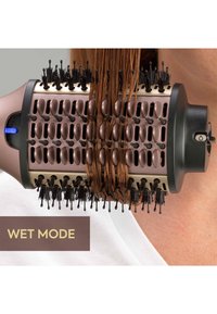 Ronde verwarmde haarborstel met zwarte borstelharen die nat bruin haar stylet, close-up weergegeven met de tekst "WET MODE" in de hoek.
