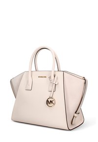 Sac à main en cuir crème au design structuré. Doté de deux poignées supérieures, de ferrures dorées et d'un pendentif rond avec le logo MK.