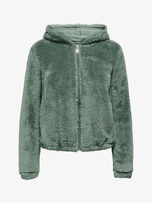 Veste polaire douce verte à capuche avec manches longues et fermeture éclair frontale, présentant une texture pelucheuse et un ourlet et des poignets élastiqués.