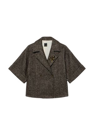 Bruine houndstooth blazer met dubbele sluiting, brede korte mouwen, twee zijzakken en een decoratieve bloemenbroche op de borst.