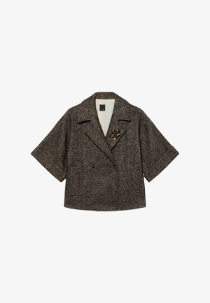 Veste brune à motif pied-de-poule avec fermeture à double boutonnage, larges manches courtes, deux poches avant et une broche fleur décorative sur la poitrine.
