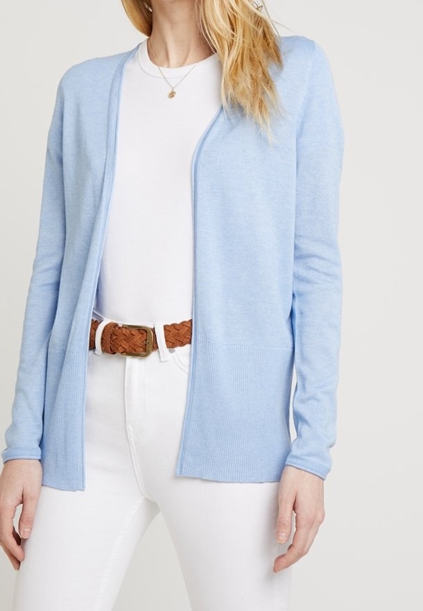 Hellblauer Cardigan aus weichem Material, mit offenem Frontdesign, gerippten Bündchen und Saum; kombiniert mit einem weißen Oberteil und einem geflochtenen braunen Gürtel.