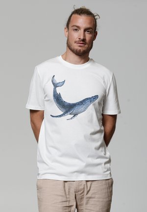 Weißes Baumwoll-T-Shirt mit einem detaillierten Grauwal-Design in der Mitte. Kurzärmlig und mit Rundhalsausschnitt.