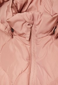 Tkanina pikowana różowa kurtka puchowa z wysokim kołnierzem, zapięciem na zamek błyskawiczny i zatrzaskami, charakteryzująca się gładką, błyszczącą teksturą.