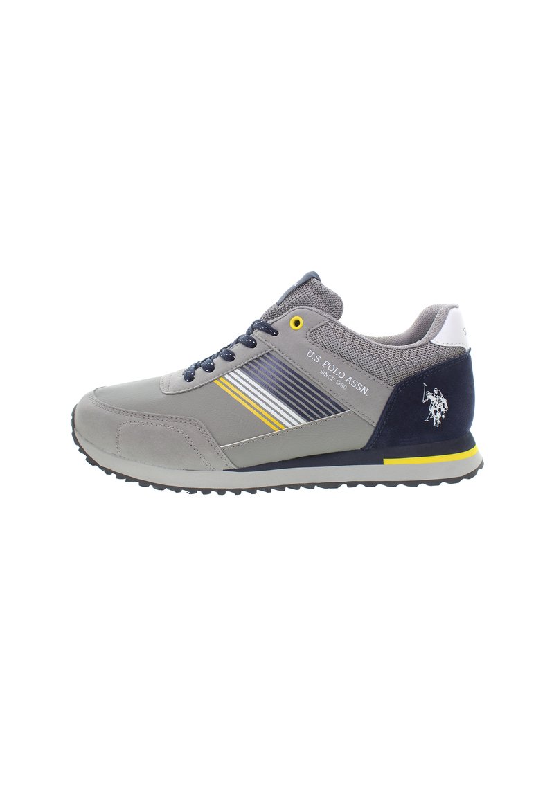 Sneaker grigie in materiale mesh e pelle, con strisce gialle e bianche, dettagli blu navy, suola nera e logo ricamato sul tallone.