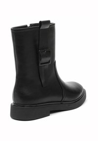 Zwarte leren enkellaarzen met een gladde textuur, een ronde neus en een gespdetail aan de zijkant. De zool is plat en gemaakt van rubber.