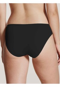 Slip bikini nero con un design semplice, caratterizzato da un taglio a vita bassa e un tessuto morbido e elasticizzato. Metti in risalto la forma e la vestibilità naturali.