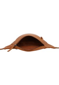 Hnědá kožená psaníčko s uzávěrem na zip a měkkou, hladkou texturou. Interiér není podšitý. Nabízí minimalistický design a štíhlý tvar.