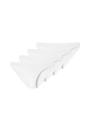 Quattro slip da donna bianchi, semplici e senza cuciture, disposti in una fila sovrapposta e sfalsata su sfondo bianco.