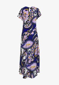 Largo vestido azul con mangas cortas, con grandes patrones florales y de paisley en púrpura, negro, blanco y amarillo, detalle de espalda con abertura.