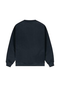 Felpa blu scuro, design a girocollo, maniche lunghe, polsini e orlo a costine, materiale morbido con texture minimale e senza segni visibili.