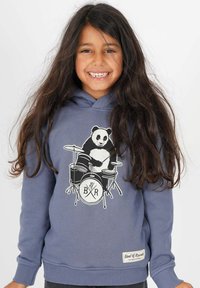 Sininen huppari, jossa on panda rumpuja soittamassa -grafiikka. Pehmeä kangas, pitkät hihat, ribbireunat ja brändilogo alaosassa.