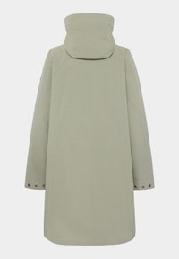 Olijfgroene waterdichte jas met een capuchon, lange mouwen en drukknoopsluitingen bij de manchetten. Beschikt over een eenvoudig, recht ontwerp en een zachte textuur.
