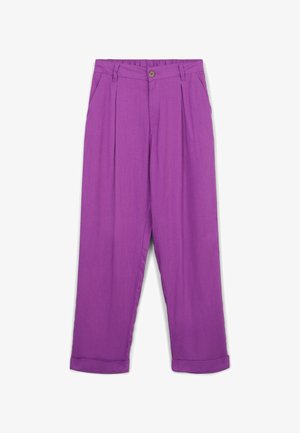 Pantaloni di lino viola con vestibilità rilassata, dotati di chiusura con bottone, pieghe e risvolti alle caviglie. Tessuto dalla texture liscia che cade bene.