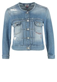 Ljusblå denimjacka med rund halsringning, knappstängning, två bröstfickor med klaff och slitna lappar på framsidan och ärmarna.