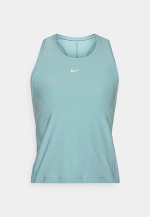 Camiseta atlética de color teal claro con escote redondo. Presenta un pequeño logo blanco en el pecho y costuras laterales para un ajuste aerodinámico.