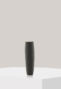 Schwarze Keramikvase mit einem konischen Design, glatter, matter Textur und leicht gerundetem oberen Teil. Steht auf einer flachen Oberfläche aufrecht.