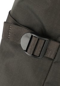 Borsa di tessuto grigio scuro con una superficie texture, dotata di una tracolla fissata da una fibbia in plastica nera. Il design è funzionale e minimalista.