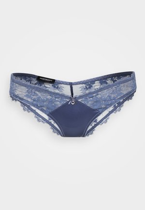 Thong pour femmes en dentelle et satin bleu marine. Présente une bordure en dentelle florale, un panneau central lisse et un petit nœud décoratif à l'avant.