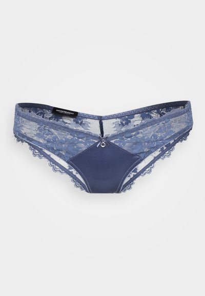Marineblauwe kanten en satijnen damesstring. Bevat bloemig kant langs de rand, een glad middenpaneel en een klein decoratief strikje aan de voorkant.