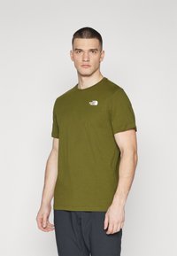 The North Face M SS BOX NSE TEE - T-shirts print - forest olive/desert rust