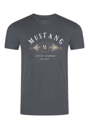 Grijze katoenen t-shirt met een ronde hals en korte mouwen. Het ontwerp aan de voorkant bevat "MUSTANG" en patronen in crèmekleurige en gouden tinten.
