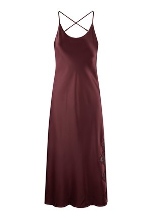 Vestido de satén burdeos con tirantes finos y diseño de espalda cruzada; presenta un acento de encaje a lo largo del lado izquierdo. Textura suave.