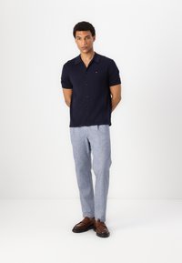 Tommy Hilfiger ESSENTIAL SHIRT - Shirt - desert sky