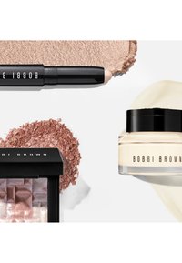 Produkty do makijażu Bobbi Brown: kremowy stick rozświetlający, prasowany puder o geometrycznej fakturze, sypki blask w kolorze różowym oraz lekki słoiczek kremu.