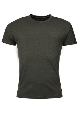 T-shirt vert foncé à manches courtes et col rond, avec des rayures horizontales discrètes et une petite étiquette en tissu près de l'ourlet inférieur.