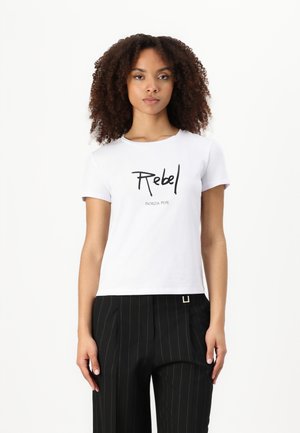 T-shirt bianco in cotone a maniche corte con testo nero "Rebel" e logo "PATRIZIA PEPE" sottostante. Tessuto morbido, colletto a girocollo.