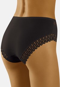 Zwarte boxershort van een gladde stof, met een gedetailleerde kanten rand langs de randen. De snit is klassiek en biedt volledige bedekking.