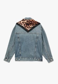 Chaqueta de denim en azul claro con mangas largas, que presenta un cuello de bufanda con estampado de leopardo en naranja y negro con forma triangular.