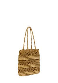 Geweven rieten tote bag in een natuurlijke tan kleur, met een gestructureerde vorm, twee gevlochten handvatten en open patronen met solide horizontale strepen.