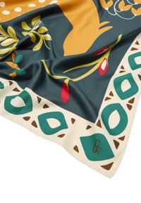 Jedwabny szalik o ciemnozielonym tle z wzorami kwiatowymi w kolorach żółtym, pomarańczowym, czerwonym i zielonym, obramowany kremowym wzorem geometrycznym.