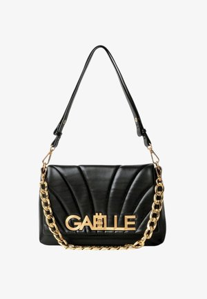 Borsa a tracolla nera trapuntata con una catena dorata e logo. Presenta un design strutturato e una texture liscia, ideale per varie occasioni.