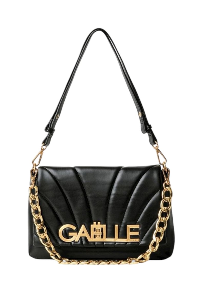 Borsa a tracolla nera trapuntata con una catena dorata e logo. Presenta un design strutturato e una texture liscia, ideale per varie occasioni.