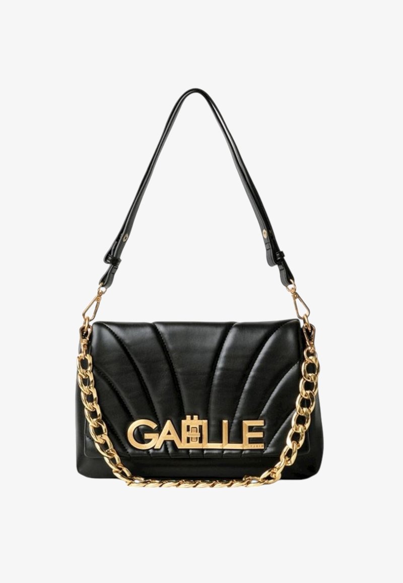 Borsa a tracolla nera trapuntata con una catena dorata e logo. Presenta un design strutturato e una texture liscia, ideale per varie occasioni.