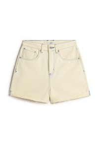 Shorts en denim jaune clair avec des coutures bleues. Possède une fermeture éclair à l'avant, deux poches avant et un ourlet effiloché.