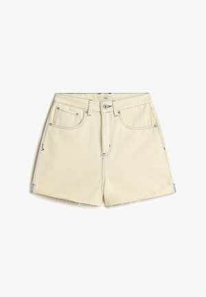 Shorts de mezclilla en amarillo claro con costuras azules. Cuenta con una cremallera frontal, dos bolsillos delanteros y detalle de dobladillo deshilachado.