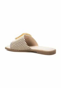 Infradito a strisce intrecciate in tonalità beige e crema con una parte anteriore morbida e arrotondata, caratterizzati da un fiocco decorativo giallo sulla parte superiore. Suola in gomma.