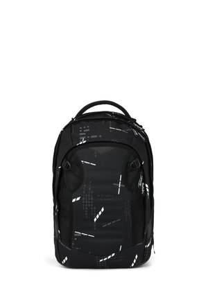 Schwarzer Rucksack mit abstrakten weißen und grauen digitalen Code-Mustern, mehreren Fächern, gepolstertem Vorderteil und Tragegriff oben.