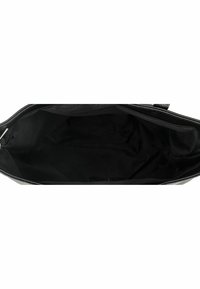 Borsa nera in tessuto con chiusura a zip, dotata di un ampio interno foderato in materiale liscio, senza motivi visibili o dettagli in metallo.