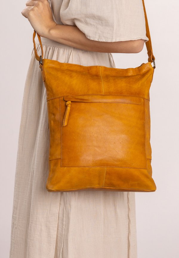 MAOLA - Umhängetasche - cognac